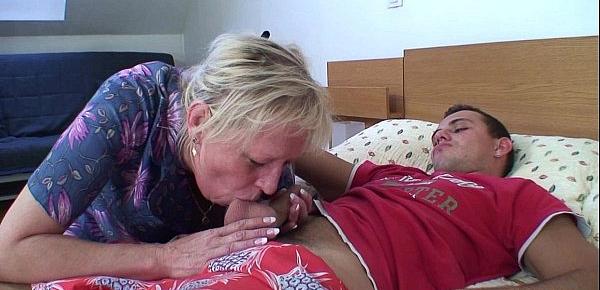  Old granny is banged by an young dude